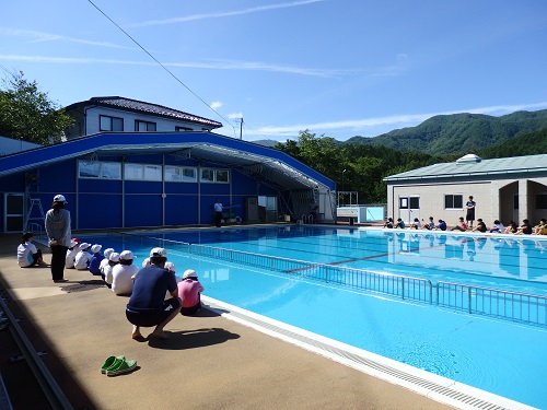 屋根つきプール